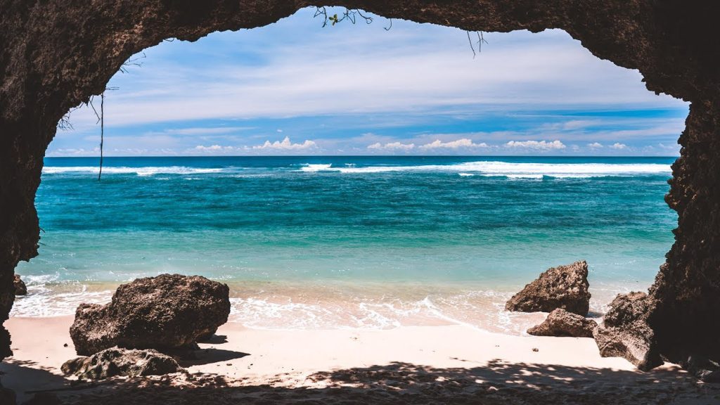 A cozy cave overlooking the ocean on Gunung Payung Beach in Uluwatu